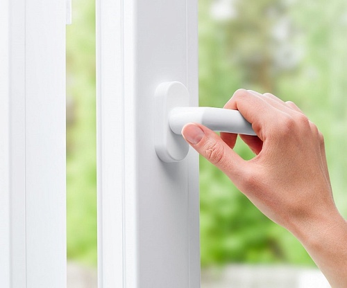 Почему при повороте оконной ручки слышен неприятный хруст? Давайте разберёмся в возможных причинах.